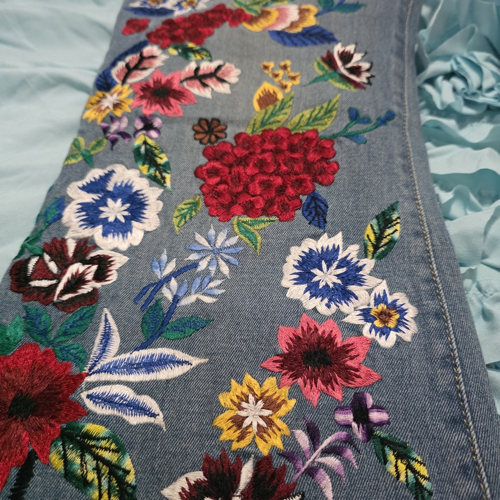 Alice + Olivia Light Blue Denim Skinny Jeans with Blue Floral Embroidery - Picture 3 of 9